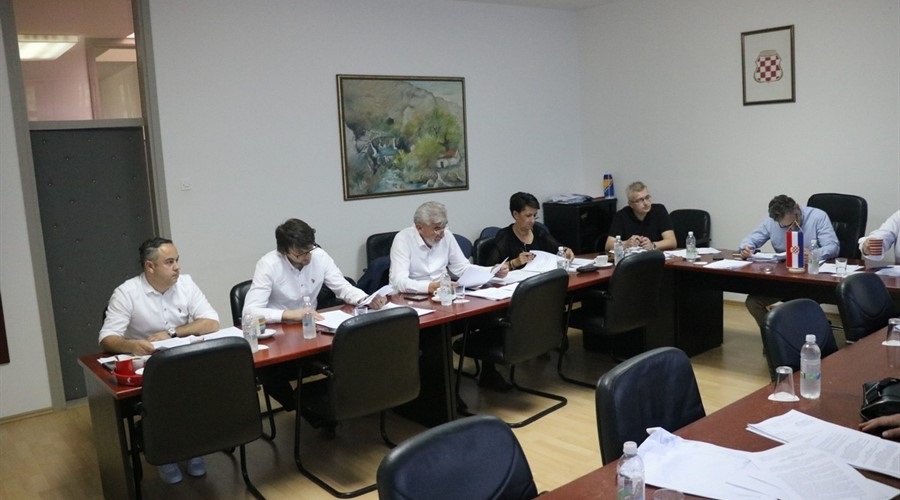 v.d. Vlada ŽZH želi djecu iz pelena odmah strpati u obavezan predškolski odgoj, ministar MUP-a “leti” jer mu prodaju autić!