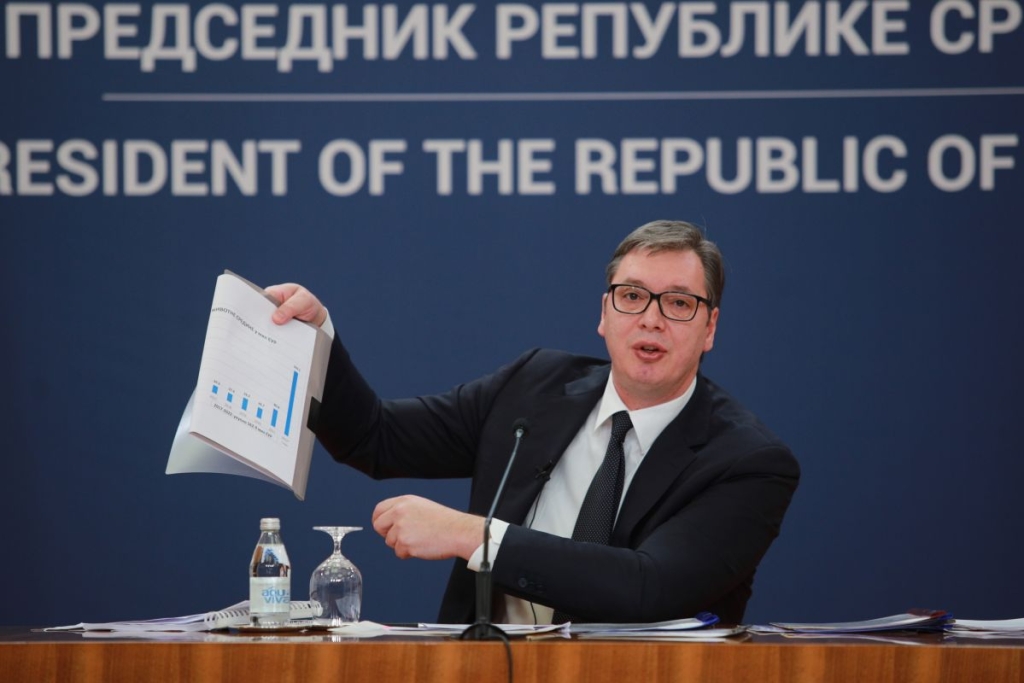 LOKALNI CIRKUSANT ALEKSANDAR VUČIĆ – Od 2027. Srbijom letjeti će automobili, ne može im ništa ni jato ptica!