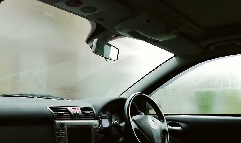 Znate li zašto se magle stakla u automobilima kada pada kiša?