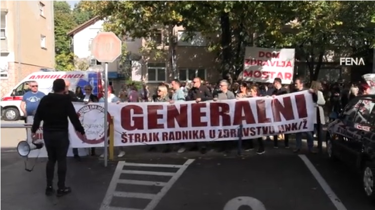 VIDEO: Zdravstveni radnici HNŽ-a prosvjednom šetnjom došli do zgrade Vlade, spremni su za potpuna obustavu rada