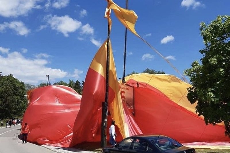 VIDEO: Pri podizanju pocijepala se najveća zastava Crne Gore koja je šivana u Ljubuškom