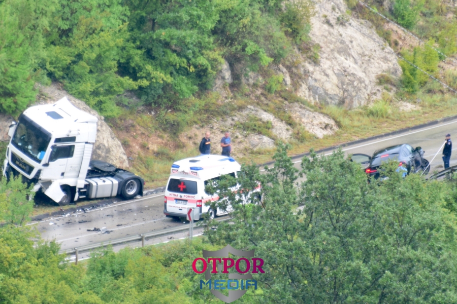 Teška prometna nesreća na Obilaznoj cesti u Širokom Brijegu: Sudar osobnog vozila i kamiona, cesta zatvorena