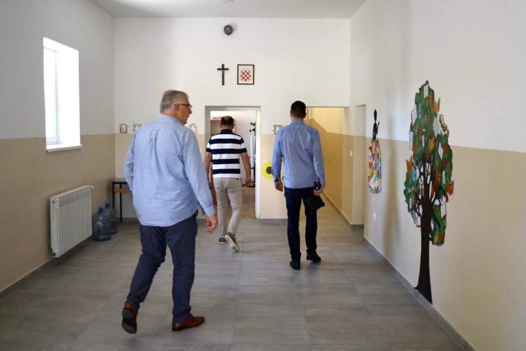 Did Miro i mali Ivo predizborno obišli rekonstruiranu zgradu Područne škole Dobrkovići