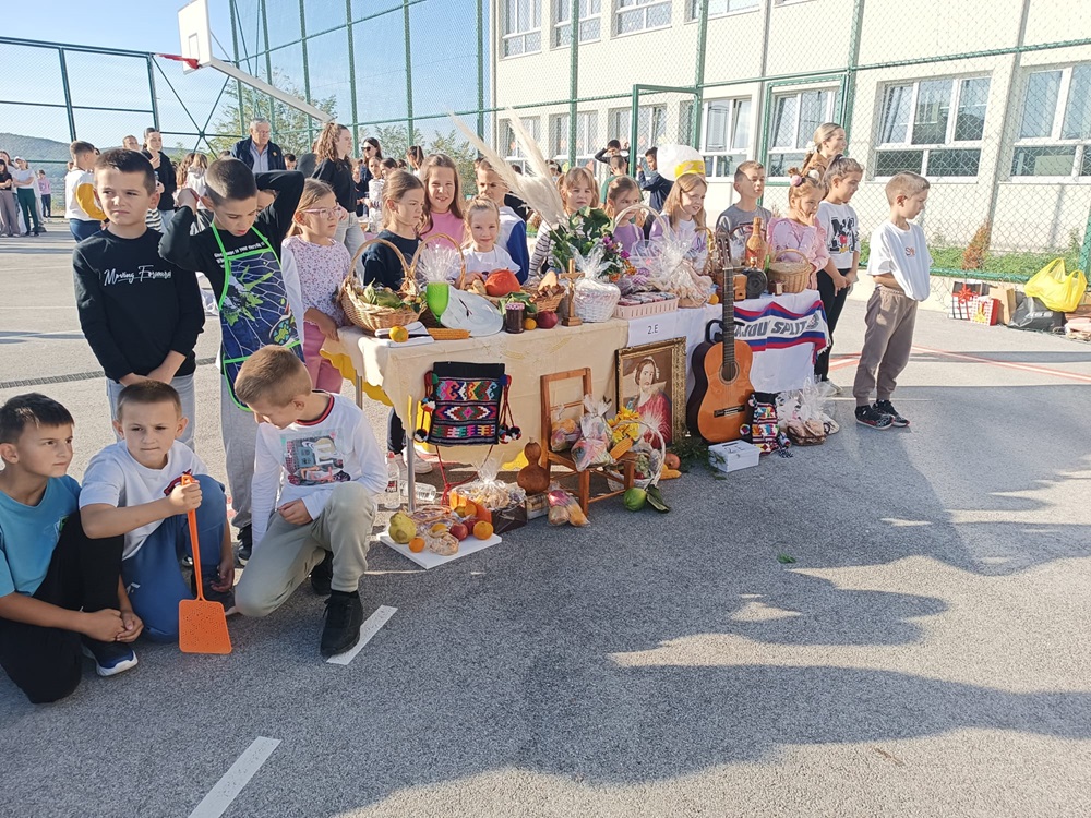 Mnogi od nas na Danima kruha i zahvalnosti ispred O.Š. Ivana Mažuranića u Posušju probudili su dijete u sebi