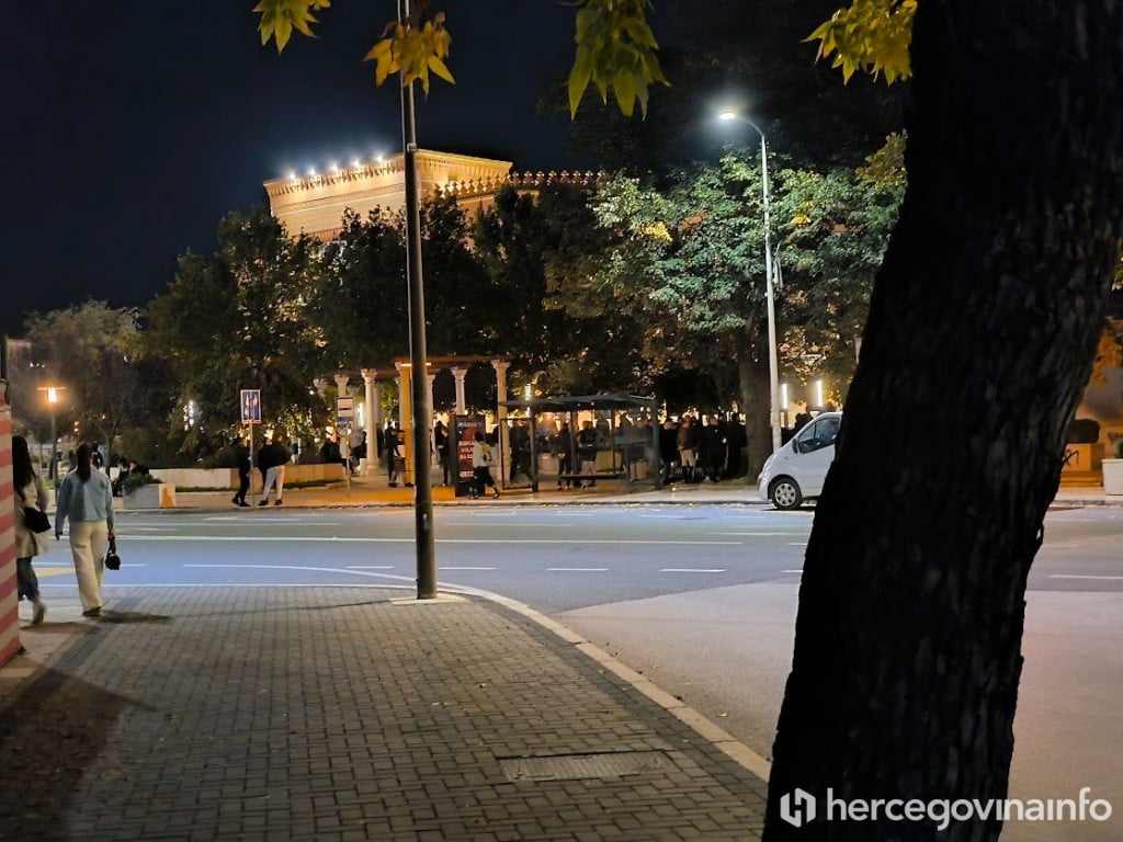 VIDEO: Huliganski neredi u Mostaru između dvije frakcije “navijača” – više osoba ozlijeđeno