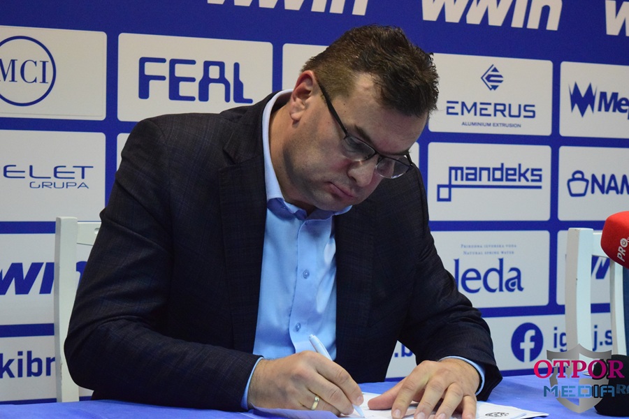 Tonik Karačić više nije trener, Dario Knezović se povlači sa svih funkcija u Klubu