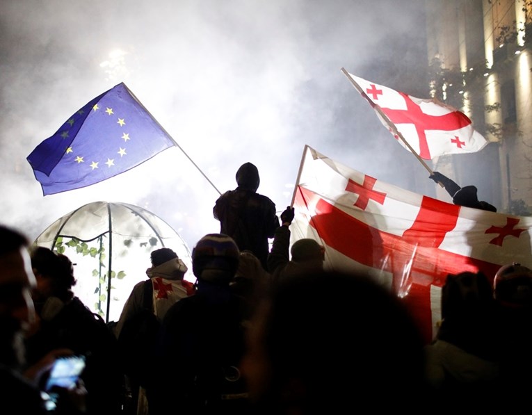 Gruzija zaustavlja pregovore s EU. Barikade na ulicama, ljudi se tuku s policijom