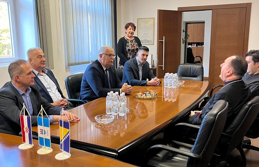 Biskup Petar Palić pohodio Gradsku upravu Širokog Brijega