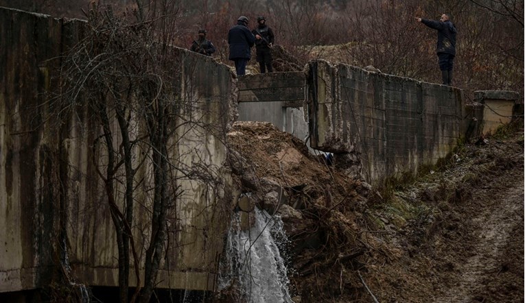 Kosovska policija upala u srpska sela zbog napada eksplozivom na kanal od vode