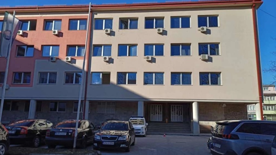 Bivša direktorica DZ Bihać osuđena na tri godine zatvora jer je desetak ljudi onako uposlila i primala mito za isto