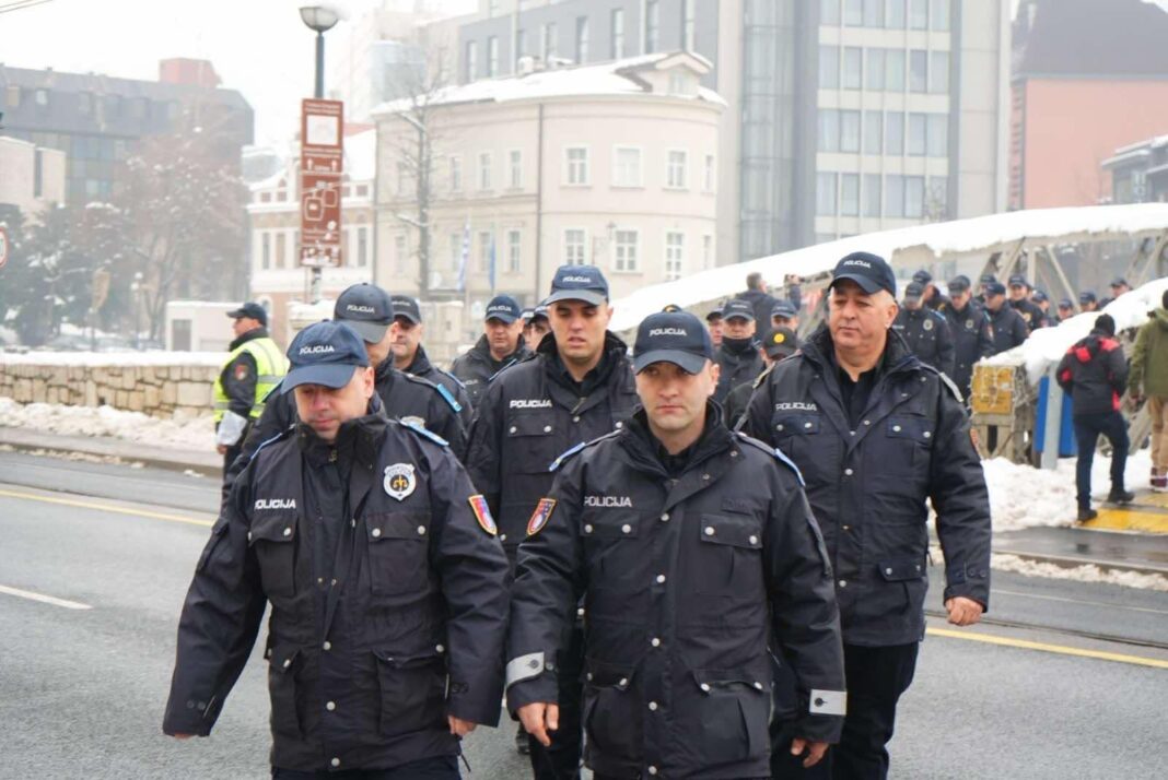 VIDEO: Stotine sarajevskih policajaca u koloni i tišini stigli pred Županijski sud na izricanje presude ubojicama policajaca