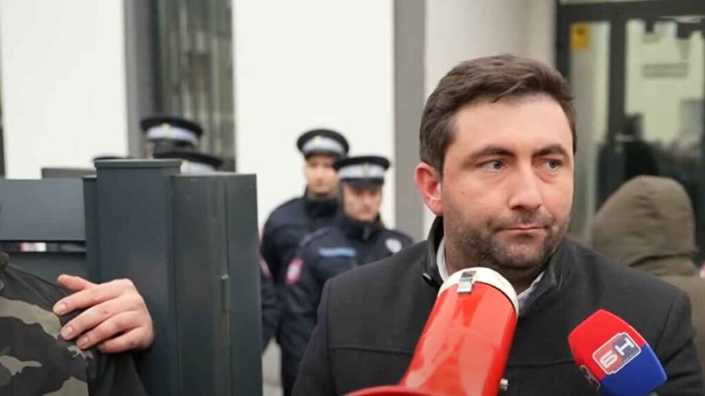 Gradonačelnik Bijeljine na slobodi, građani mu došli dati podršku, Tužiteljstvo donijelo naredbu o sprovođenju istrage