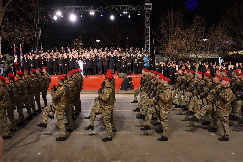 VIDEO: Paradiralo se kroz središte Banje Luke, slale huškače izjave, “Putinova braća” nosala zastavu s njegovim likom