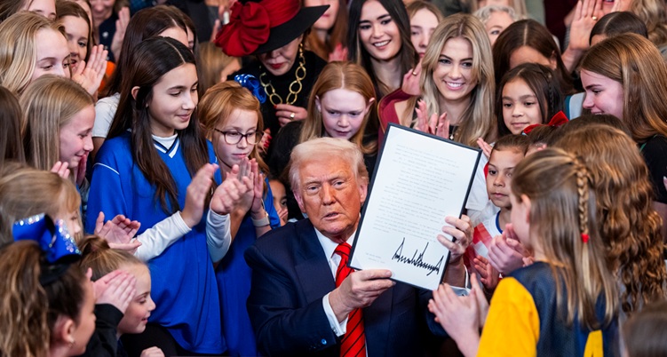 NEŠTO I PAMETNO OD NJEGA! – Trump okružen djecom potpisao zabranu nastupa transrodnih žena u ženskim sportovima