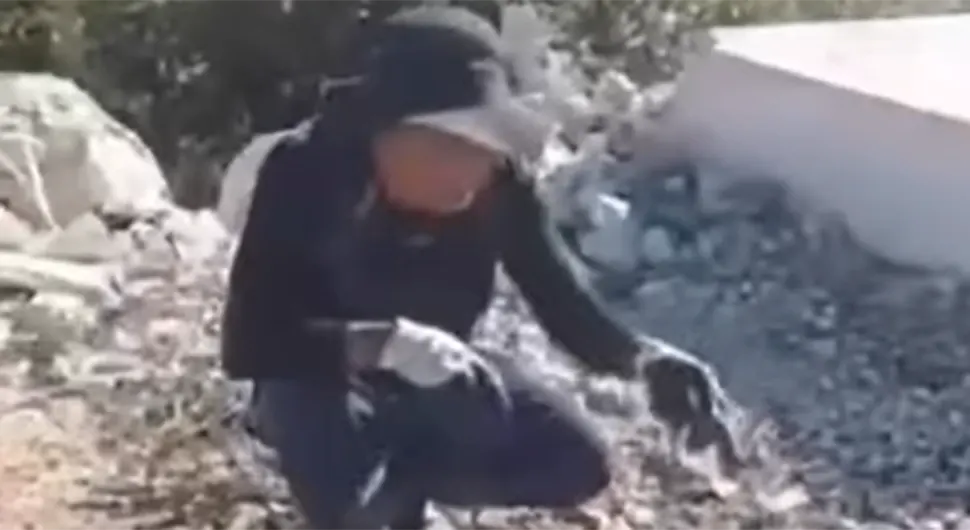 UZNEMIRUJUĆA SNIMKA: Kinez u Hercegovini peče psa