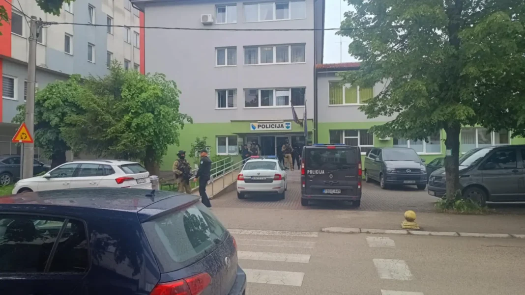 Velika antikorupcijska akcija u Sanskom Mostu: Privedeno 17 policajaca