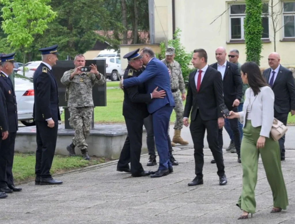 Lokalni alkoholičar Zukan Helez svojim populizmom nije ponizio samo sebe. Ponizio je i državu