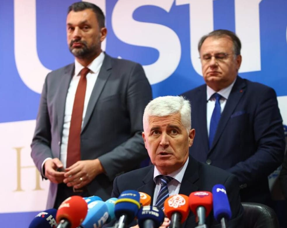 Federacija Bosne i Hercegovine: Politička kazališna predstava