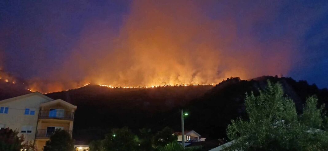 Nad Mostarom gori, građani mobilizirani: Vatra stigla blizu kuća, spaljeni repetitori i kontejneri s opremom