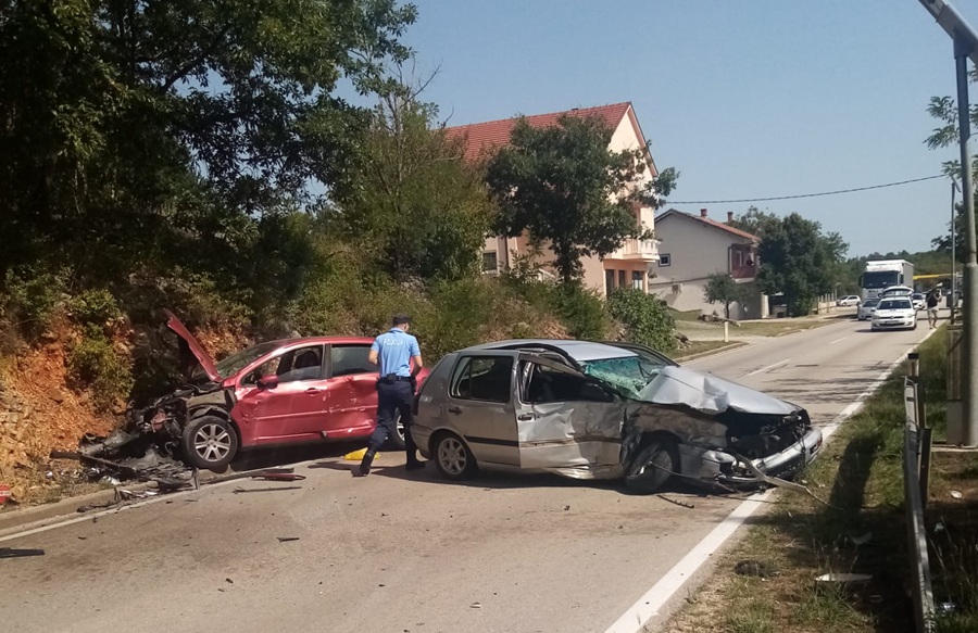 Nesreća u Privalju: Ozlijeđeni vozači i suvozač hitno prebačeni u bolnicu