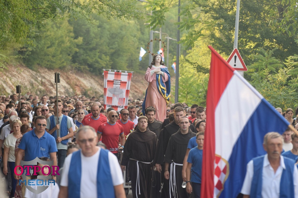 Hodočasnička povorka pratila je kip Gospe pred crkvu na Brigu