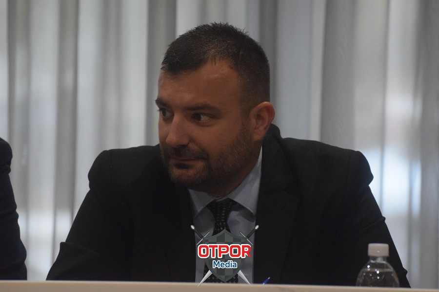 Ministar Bebek priznao da u MUP-u rade ljudi sa sumnjivim diplomama!