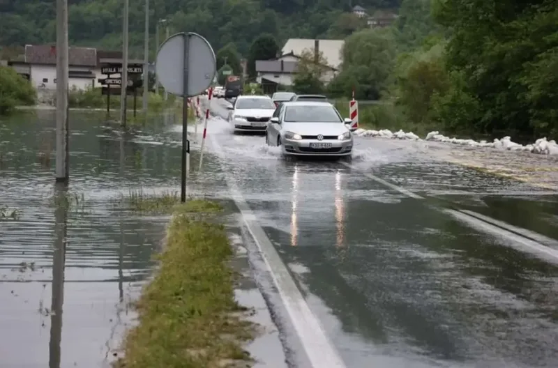 Poplave zahvatile više dijelova BiH: Aktivirana klizišta, ceste neprohodne