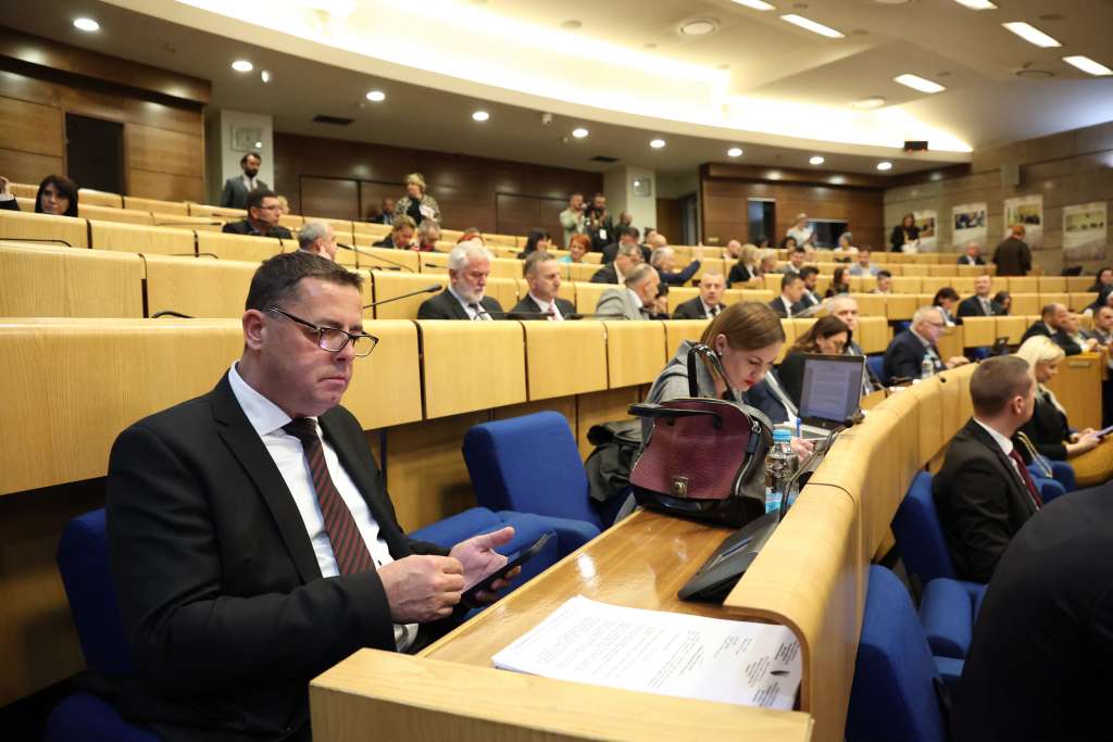 GLASAJTE ZA NAS, GLASAJTE ZA NAS: Godišnji odmori i kampanja važniji od posla, a para i dalje kapa!