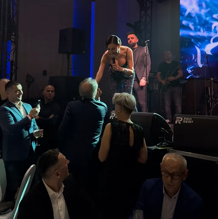 VIDEO: “Domoljubni bjegunac” Zdravko Mamić ljubi Ceci ruku, orkestru tura 2.000 eurića
