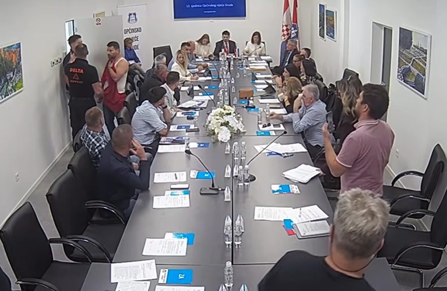 “KOMUNISTIČKI MENTALITET”: Sedam udruga oštro osudilo brutalno izbacivanje Tome Bandića sa sjednice