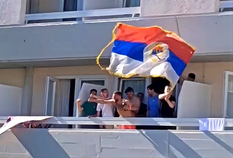 VIDEO / Mahao zastavom RS-a na balkonu – odmah protjeran iz Hrvatske