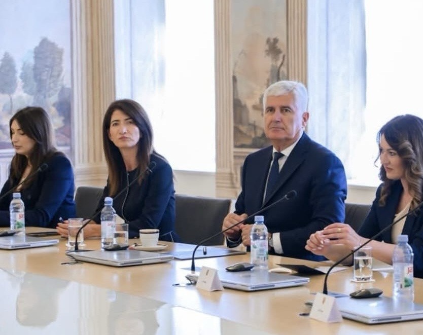 Oronuli đuturum s tri pratilje u posjeti Banskim dvorima