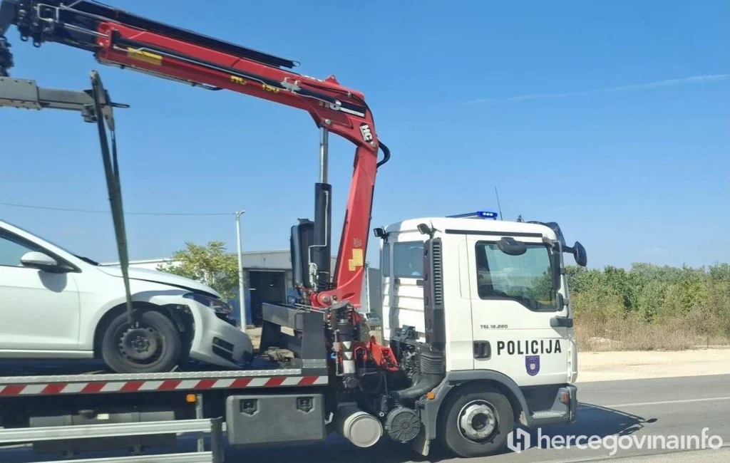 Policijski Golf 7 i crni Porsche u sudaru: Za volanom službenog vozila bio načelnik PU Široki Brijeg