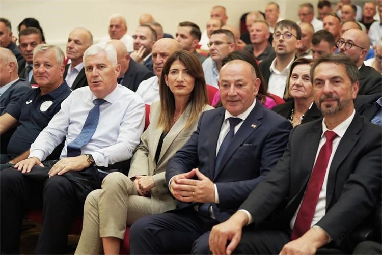 Zašto ste, ministre Medved, korisna budala?