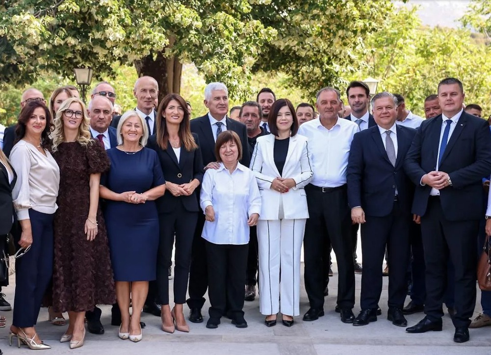 IZRUGIVANJE NARODU Natječaj raspisan da bi se pokrio ceh već pojedenog i popijenog na proslavi Male Gospe u Ravnom