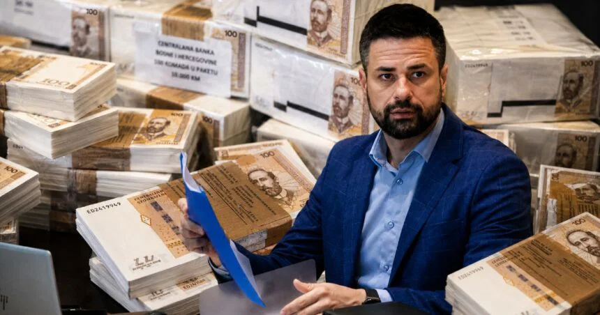 PODVALA ISPOD RADARA: Ministri i parlamentarci potiho si podigli plaće za čak 600 KM!